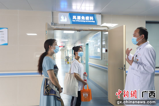 医学博士爱心助学 贫困学子登门“讲述”