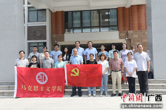 医学博士爱心助学 贫困学子登门“讲述”